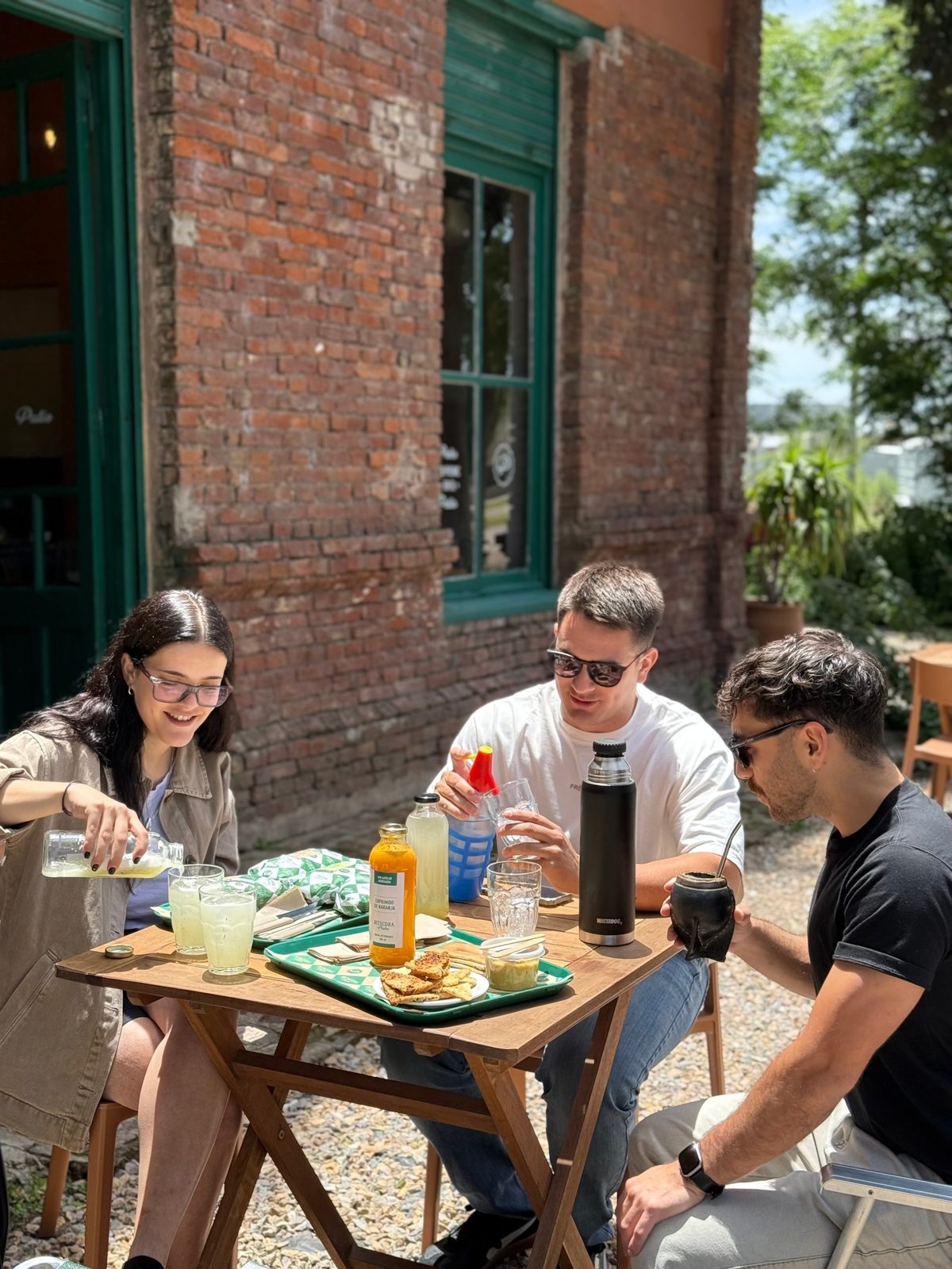Parte del equipo de Marea compartiendo jugos y mate en un patio