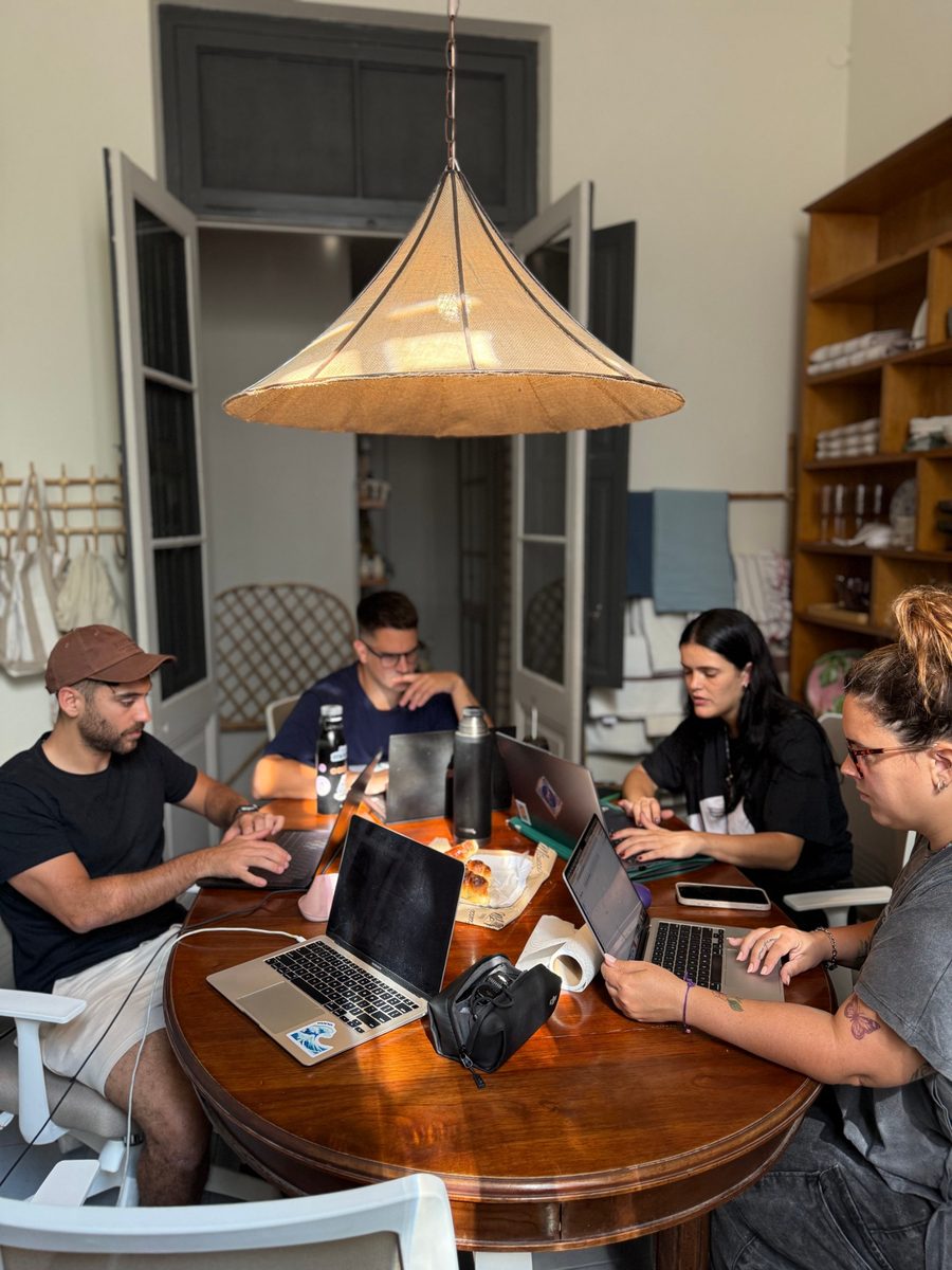 El equipo de Marea trabajando con sus computadoras